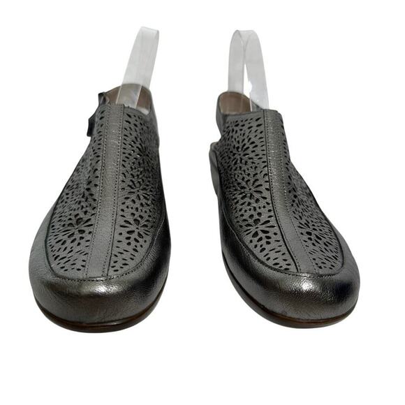 Easy Spirit 9.5 Silver Leather Closed Toe Cut out Flats Velcro Sling back Shoes - Picture 2 of 10